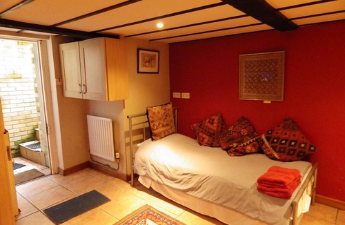 Abergavenny Apartment | Private Entrance with self check in