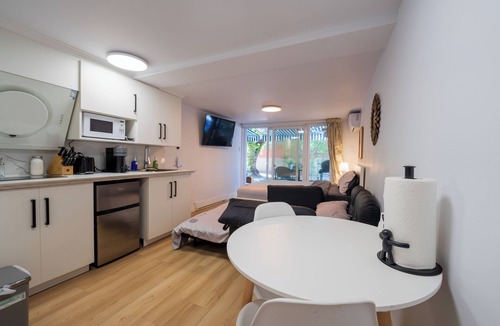 Cote-Des-Neiges—Notre-Dame-De-Grace Apartment | Private Entry Studio for 4/Parking+ Full Kitchen