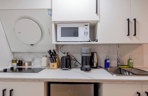 Cote-Des-Neiges—Notre-Dame-De-Grace Apartment | Private Entry Studio for 4/Parking+ Full Kitchen