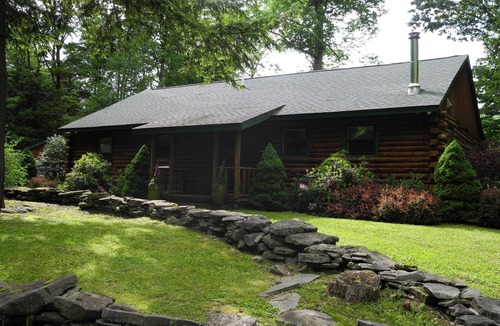Stamford Cabin | PRIVATE - EXCLUSIVE CATSKILLS LAKE FRONT RUSTIC CABIN by NYC DESIGNER