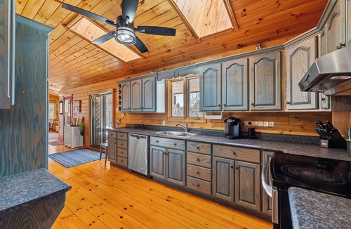 York House | Private Fenced Pool · 3BR Lodge · Walk to PEI National Park Beach