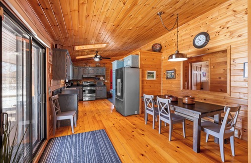 York House | Private Fenced Pool · 3BR Lodge · Walk to PEI National Park Beach