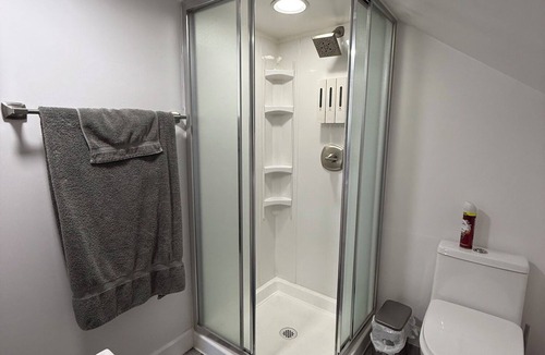 Valparaiso House | Private Floor w/Bath walkable to Downtown & VU