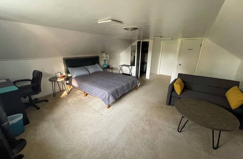 Valparaiso House | Private Floor w/Bath walkable to Downtown & VU