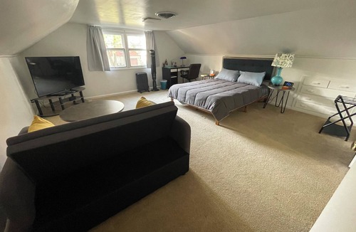 Valparaiso House | Private Floor w/Bath walkable to Downtown & VU