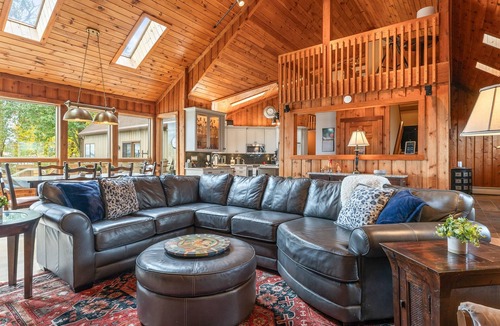 Geneva House | Private FLX Retreat | 200' Seneca Lakefront | Pool