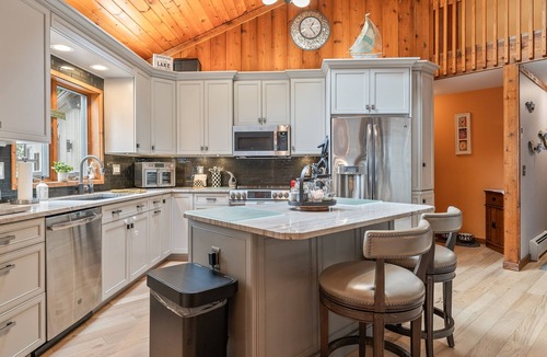 Geneva House | Private FLX Retreat | 200' Seneca Lakefront | Pool