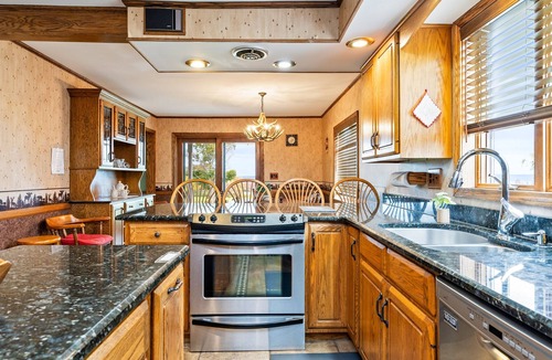 Town of Benton House | Private FLX Retreat | Hot Tub | Pet Friendly