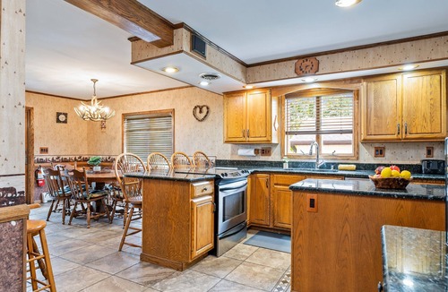 Town of Benton House | Private FLX Retreat | Hot Tub | Pet Friendly