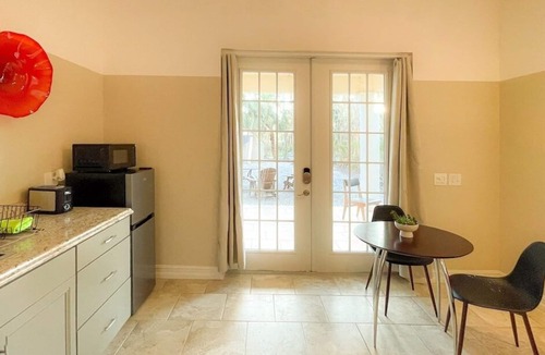 Truckland Apartment | Private for Couple or Single - Beach only 2 miles