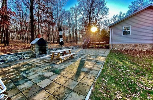 East Stroudsburg House | Private Forest Retreat Hot Tub Pet Friendly