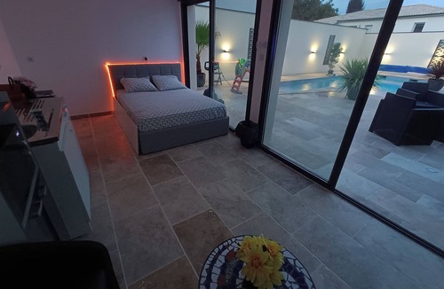 Artigues-pres-Bordeaux Apartment | Private swimming pool with studio