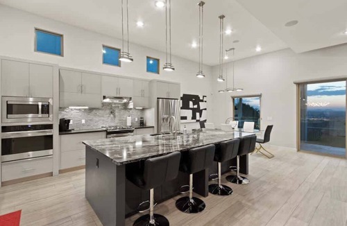 El Paso House | Private Franklin Hills Retreat With A Pool & Views