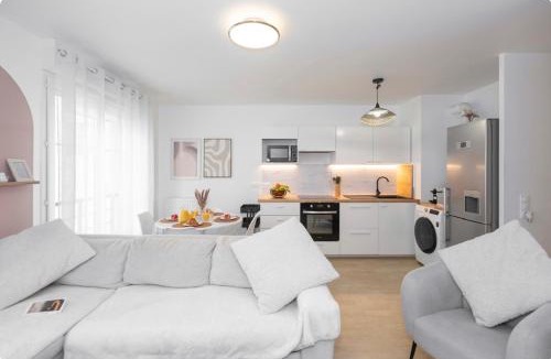 Pierrefitte-sur-Seine Apartment | Private free Parking 4P King size Bed near Stade de France Paris cosy Apt