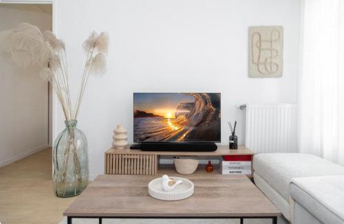 Pierrefitte-sur-Seine Apartment | Private free Parking 4P King size Bed near Stade de France Paris cosy Apt