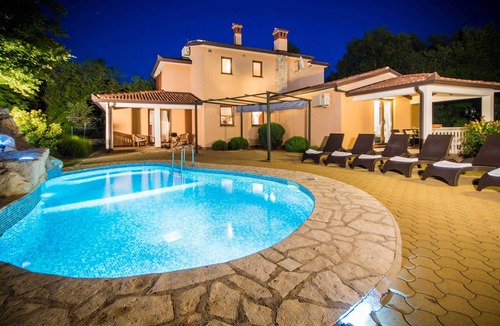 Topid Villa | Private, fully fenced and pet-friendly pool villa near the sea