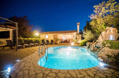 Topid Villa | Private, fully fenced and pet-friendly pool villa near the sea