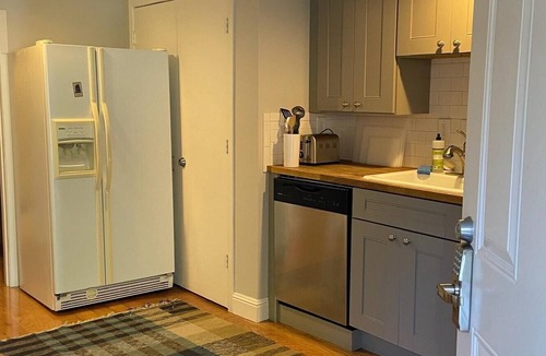 Lake Street Apartment | Private Garden Apartment