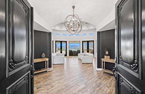 Lake Hodges House | Private Gated 6BR Luxury Estate, Gym, Lake View