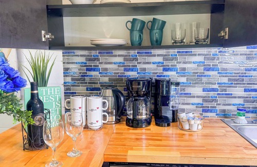 Stanwood Cabin | Private Get Away TINY HOUSE with SAUNA