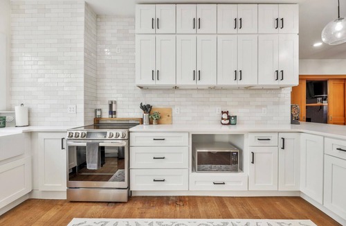 College Hill House | Private Getaway with heated pool, Hot Tub & Designer Touches, Walkable Dining