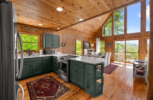 Clayton Cabin | Private Getaway with Views! 8 mins to Lake Burton!