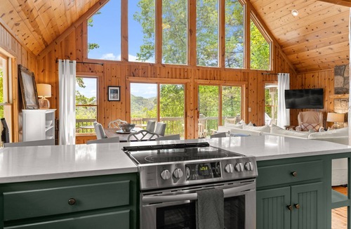 Clayton Cabin | Private Getaway with Views! 8 mins to Lake Burton!