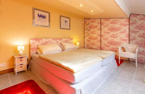Laussou House | Private gîte with stunning views & shared pool
