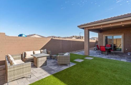 Goodyear House | Private Golf Retreat Near Ballpark EV in Garage