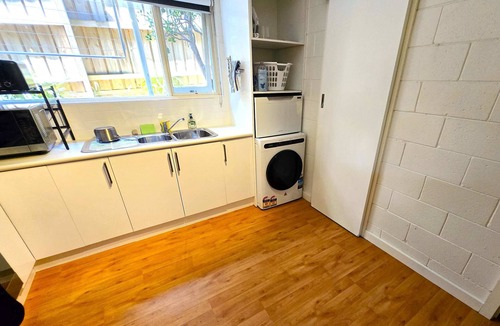 Highett House | Private guest room accommodates 5 w/free parking