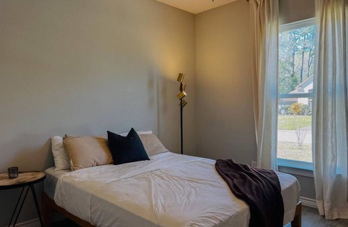 Voth House | Private guest room in a clean, quiet 4‑bedroom home.