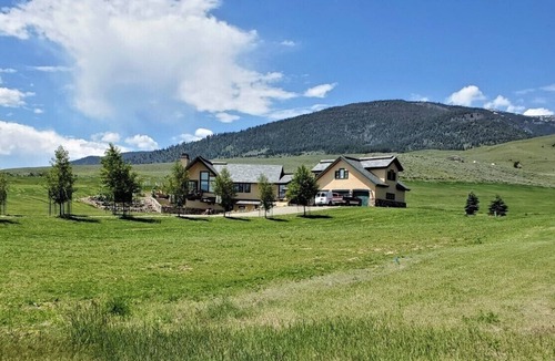 Salmon Apartment | Private Guest Suite, "Hilltops II"