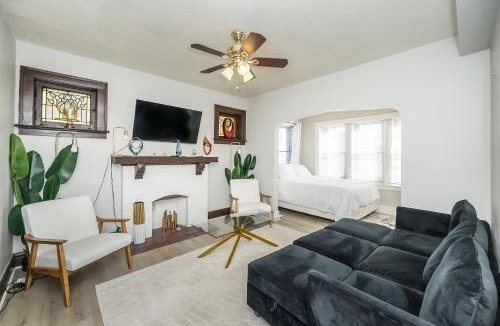 The Southampton Apartment | Private Gym 2BR Modern Condo Downtown