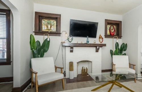 The Southampton Apartment | Private Gym 2BR Modern Condo Downtown