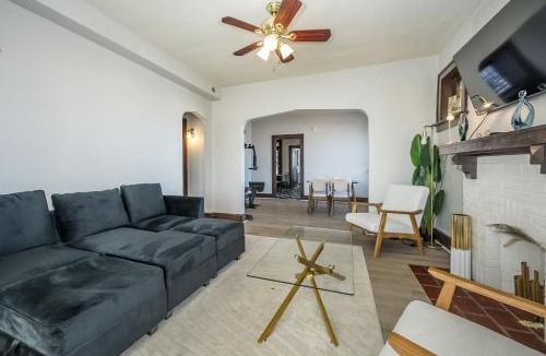 The Southampton Apartment | Private Gym 2BR Modern Condo Downtown