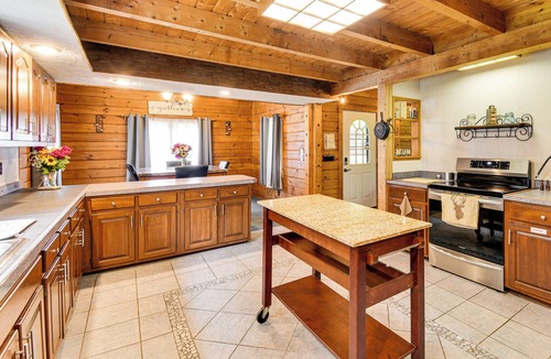 South Butler Cabin | Private Hannibal Cabin with Sauna & Hot Tub!