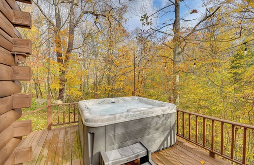 South Butler Cabin | Private Hannibal Cabin with Sauna & Hot Tub!