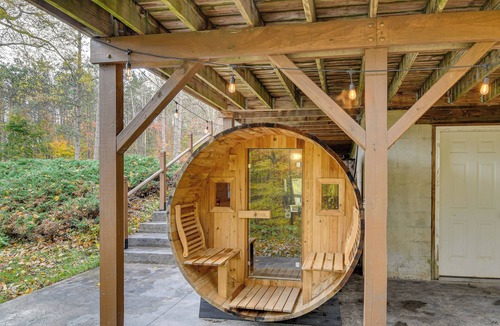 South Butler Cabin | Private Hannibal Cabin with Sauna & Hot Tub!