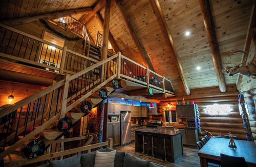 Saint-Philemon Ski Chalet | Private Heated Pool | Spa | Party | The Animal