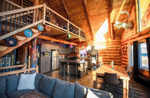 Saint-Philemon Ski Chalet | Private Heated Pool | Spa | Party | The Animal