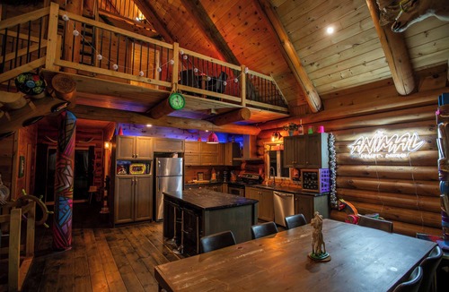 Saint-Philemon Ski Chalet | Private Heated Pool | Spa | Party | The Animal