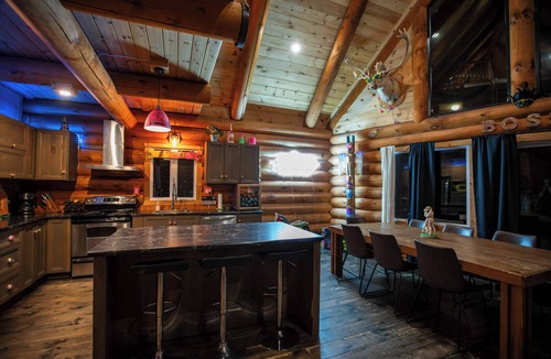 Saint-Philemon Ski Chalet | Private Heated Pool | Spa | Party | The Animal