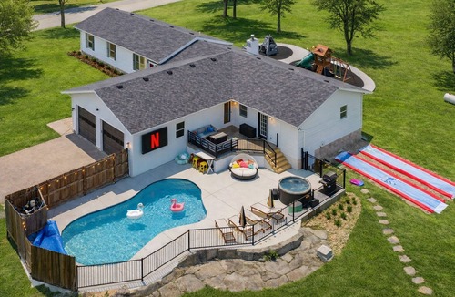 Branson House | Private Heated Pool - Open Now, Pickleball Court, Pet-Friendly