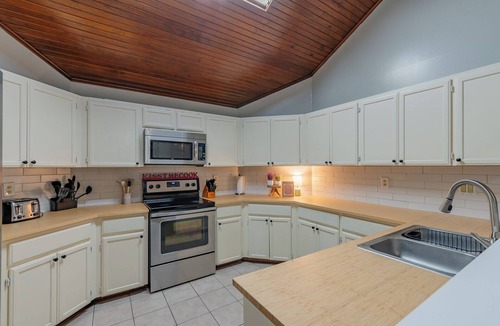 Riverbend of Camino Real House | Private Heated POOL & Game Room by Fiesta Texas & Downtown