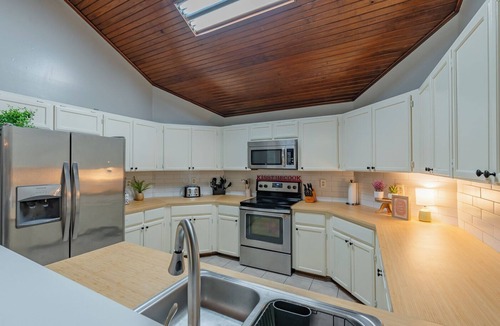 Riverbend of Camino Real House | Private Heated POOL & Game Room by Fiesta Texas & Downtown
