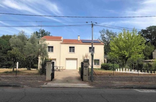 Beziers Apartment | Private heated swimming pool, table tennis, chess, 10 pers.