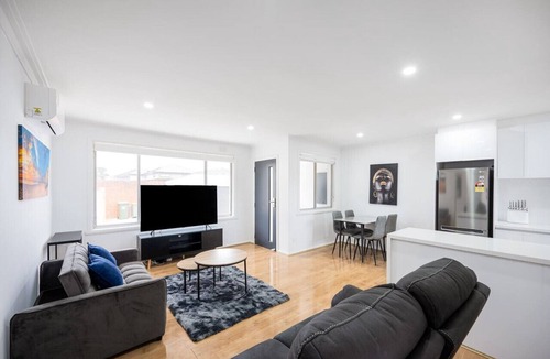 Bayswater House | Private Hideaway | Large Backyard | 2 Parking