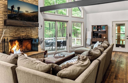 Ellicottville Ski Chalet | ⸙ Private Hideaway w/Hot Tub - Stylish & Serene ⸙