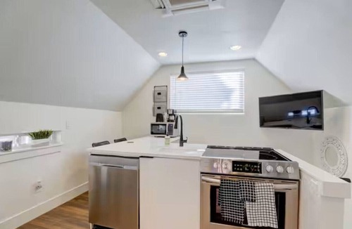 West Highland House | Private Highlands 1BR | Vaulted Ceilings