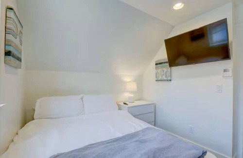 West Highland House | Private Highlands 1BR | Vaulted Ceilings